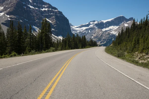 Highway passing below mountains — Stock Photo, Image