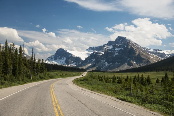 Autostrada che passa sotto le montagne — Foto Stock