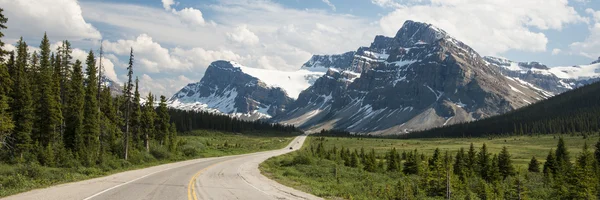 Autostrada che passa sotto le montagne — Foto Stock