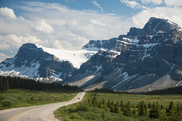 Highway passing below mountains — Stock Photo, Image