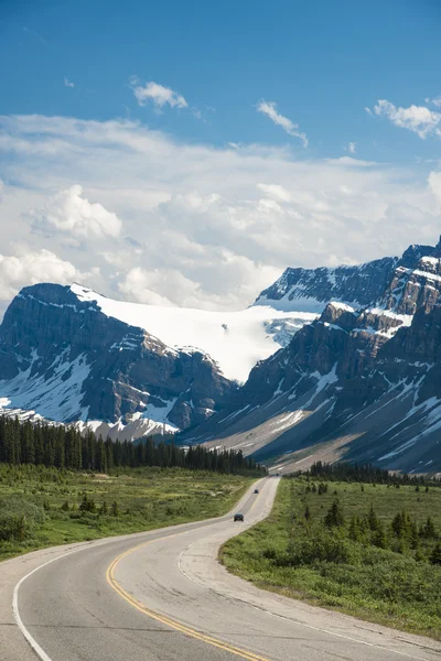 Highway passing below mountains — Stock Photo, Image