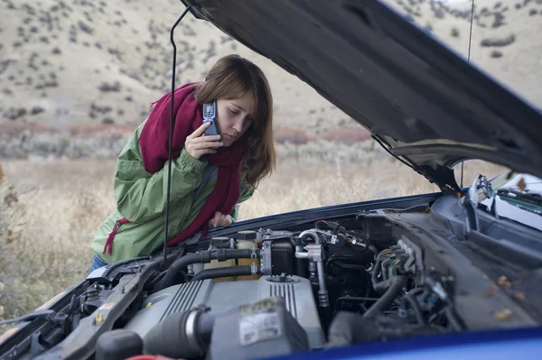 Jeune fille avec une voiture cassée — Photo