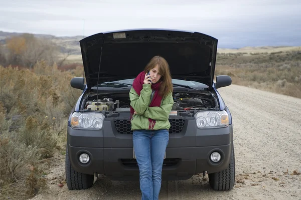 Teenage girl with a broken car — Stock Photo, Image