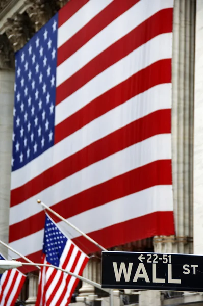 Wall Street, utcanévtábla, velünk zászló — Stock Fotó