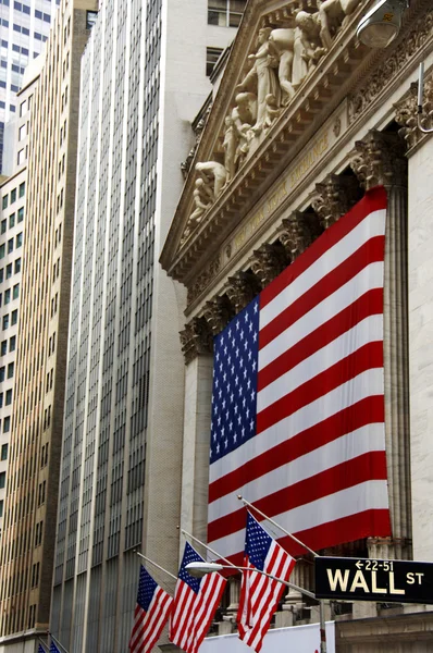 Wall Street, letrero callejero, con bandera de EE.UU. — Foto de Stock