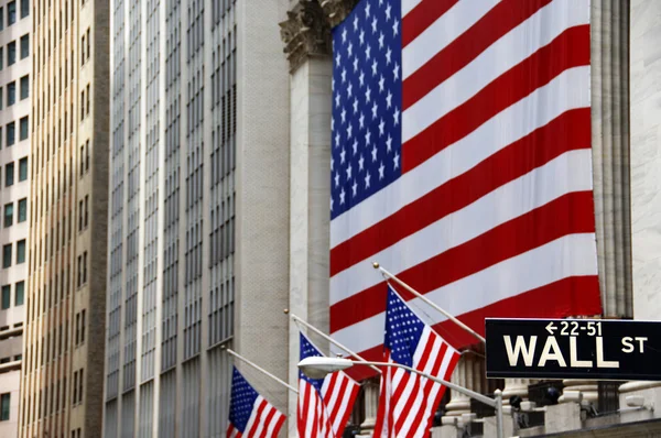 Wall Street, utcanévtábla, velünk zászló — Stock Fotó