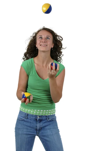 Geïsoleerde tienermeisje jongleren — Stockfoto