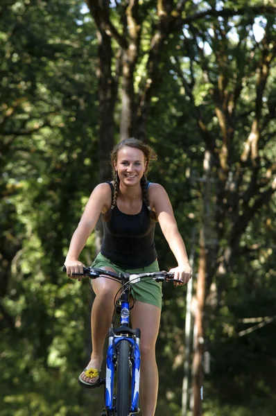 Tonårig flicka på cykel — Stockfoto