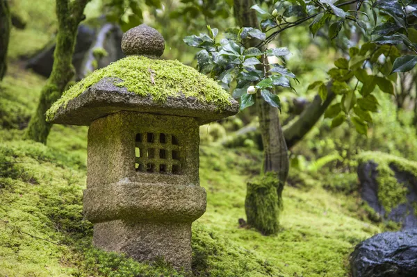 Shinto helgedom i en trädgård — Stockfoto