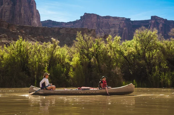 Kanot på öken floden, mor och dotter — Stockfoto