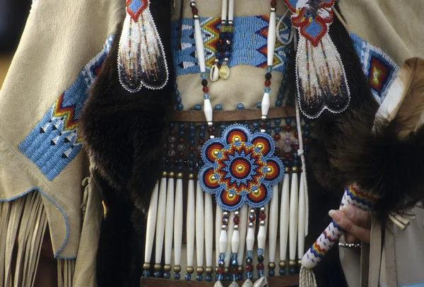 Traje tradicional nativo americano powwow — Fotografia de Stock