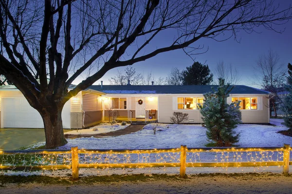 Casa com luzes de Natal na cerca — Fotografia de Stock