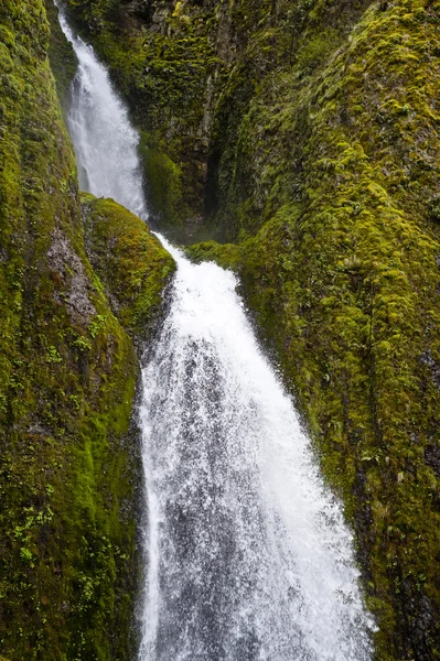 Wasserfall und bemooste Felsen — Stockfoto