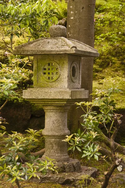 Santuario budista en un jardín japonés —  Fotos de Stock