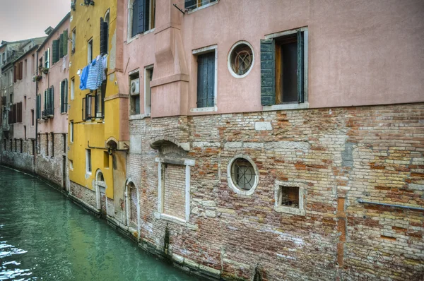 運河、ヴェネツィア、イタリアの横の建物 — ストック写真