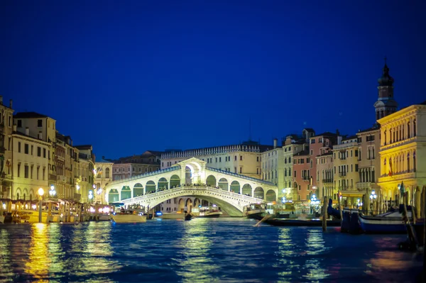 Rialto-Brücke bei Nacht, Venedig, Italien — Stockfoto