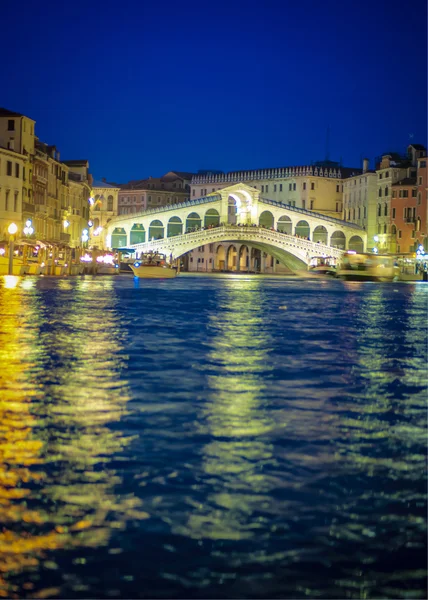 Rialtobron på natten, Venedig, Italien — Stockfoto