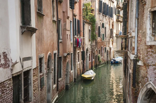 Gebouwen naast een canal, Venetië, Italië — Stockfoto