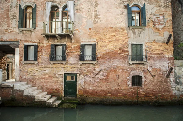 Gebouwen naast een canal, Venetië, Italië — Stockfoto