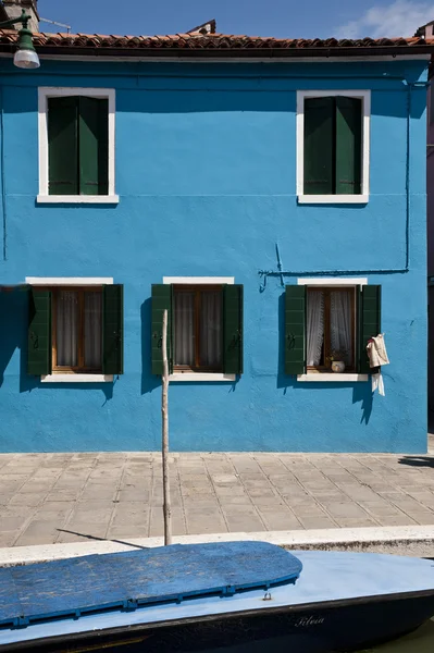 Boot auf Kanal, burano, italien — Stockfoto