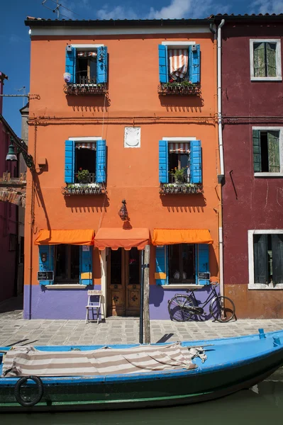 Loď na průplavu, burano, Itálie — Stock fotografie