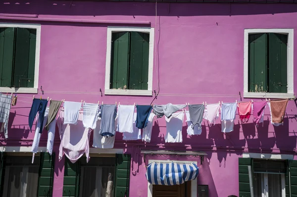 Praní, sušení v burano, Itálie — Stock fotografie