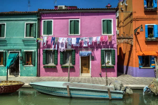 ボートの運河、ブラーノ島、イタリア — ストック写真