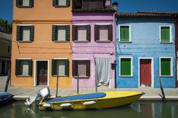 Лодка на канале, Бурано, Италия — стоковое фото