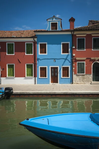 ボートの運河、ブラーノ島、イタリア — ストック写真