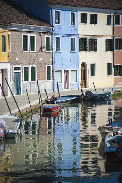 운하, 부라노, 이탈리아에 보트 — 스톡 사진