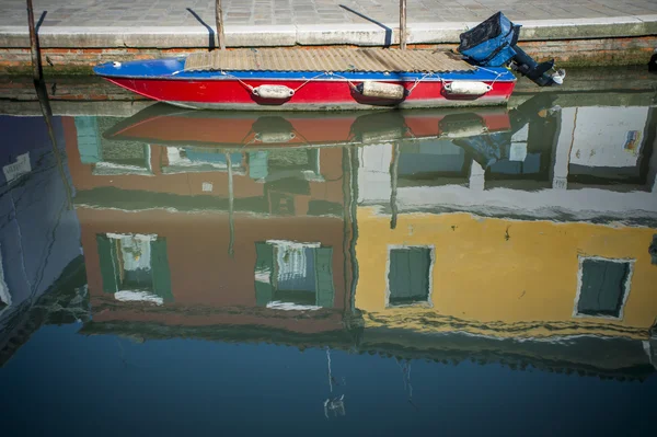 Boot op kanaal, burano, Italië — Stockfoto