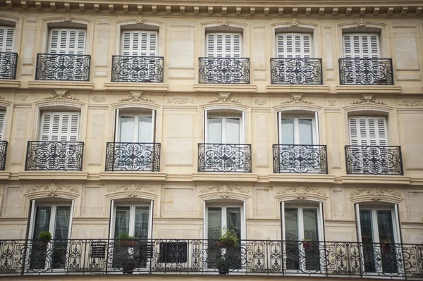 Apartment buildings in Paris — Stock Photo, Image