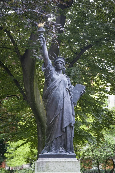 Копия статуи Свободы, Париж — стоковое фото