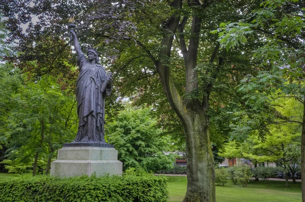 Staty av liberty replika, paris — Stockfoto