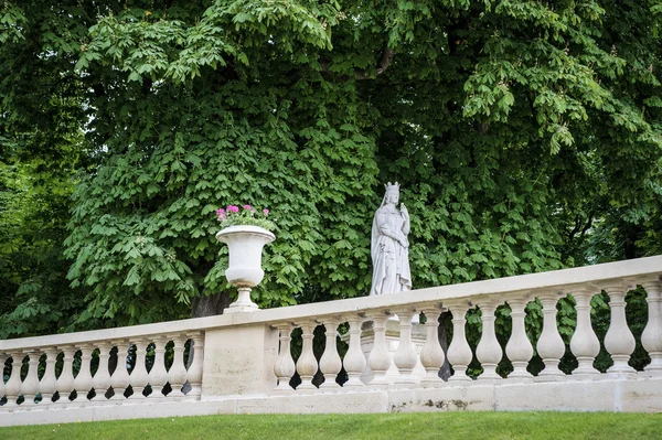 Marmor räcke, luxembourg-trädgården, paris — Stockfoto