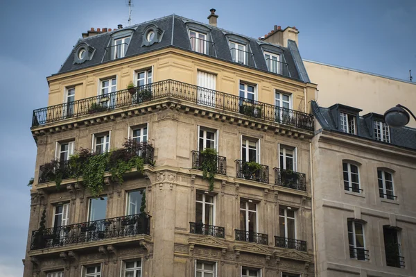 Квартирные дома в Париже — стоковое фото