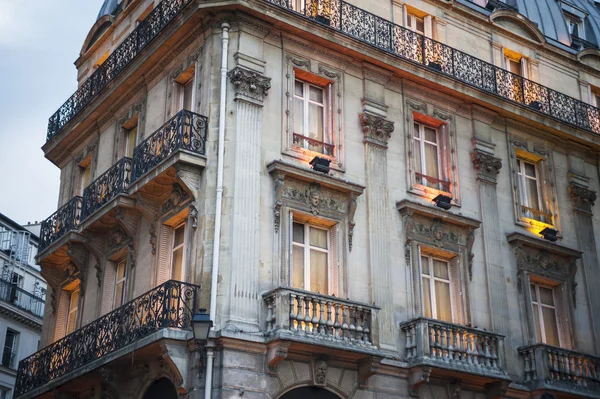 Edificios de apartamentos en París — Foto de Stock