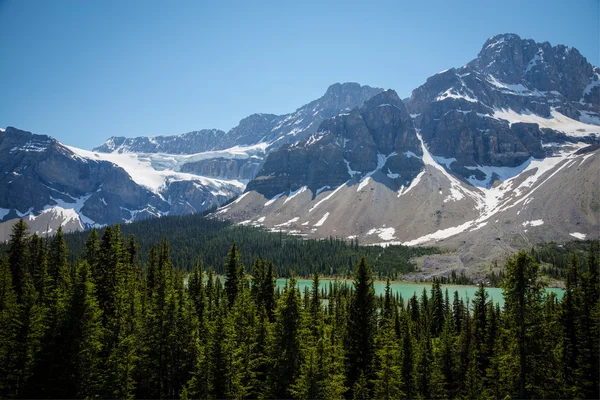 Lago entre montanhas, Parque Nacional de Banff — Fotografia de Stock