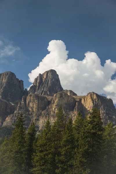 Montagna e nuvole — Foto Stock