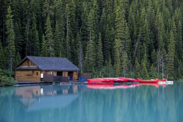 Boathouse e canoas, Banff National Park — Fotografia de Stock