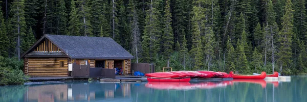 Bootshaus und Kanus, Banff-Nationalpark — Stockfoto