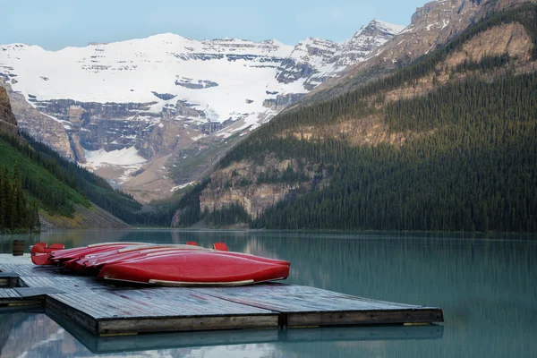 Raden av kanoter, banff nationalpark — Stockfoto