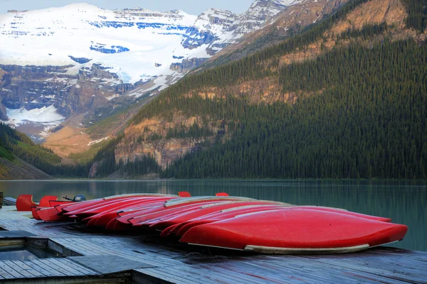 Fila de canoas, Parque Nacional Banff — Foto de Stock