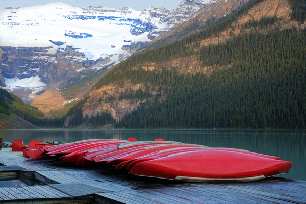 Reihe von Kanus, Banff-Nationalpark — Stockfoto