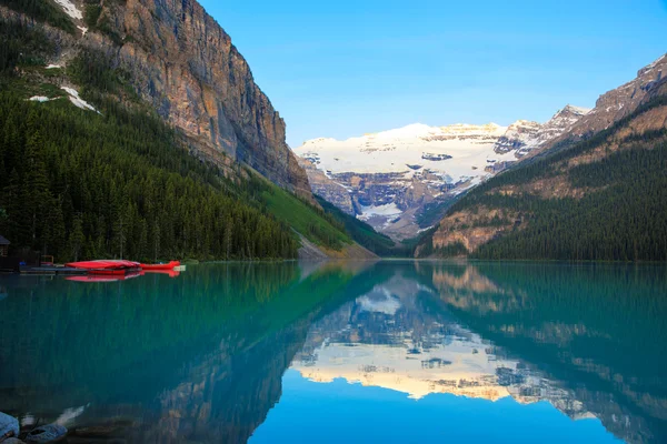 Lake louise, rode kano, nationaal park banff — Stockfoto