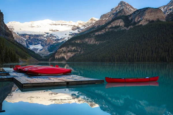 Reihe von Kanus, Banff-Nationalpark — Stockfoto