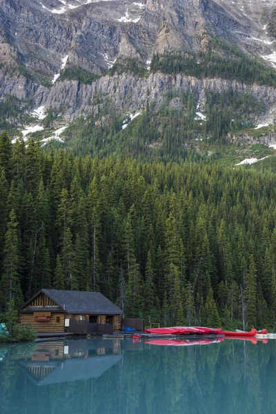 Boathouse och kanoter, banff nationalpark — Stockfoto