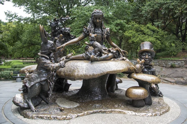 Alice i Underlandet staty, central park, new york city — Stockfoto