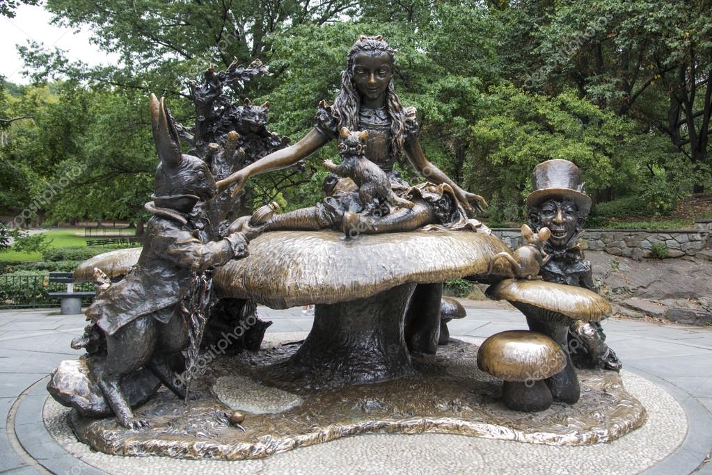 Alice in Wonderland statue, Central Park, New York City — Stock Photo ...
