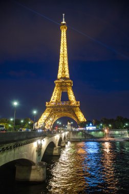 Eyfel Kulesi paris geceleri